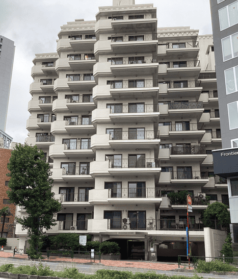 マンション建て替えのラッキーな事例：南青山リハイム（1970年5月築）2021年9月マンション建替え決議（区分所有法第62条）／2022年9月権利変換計画決議（マンション建替え等の円滑化に関する法律第57条・27条）／2023年4月地上解体工事着工／2024年10月再建マンション工事着工／2027年5月再建マンション竣工（予定）
