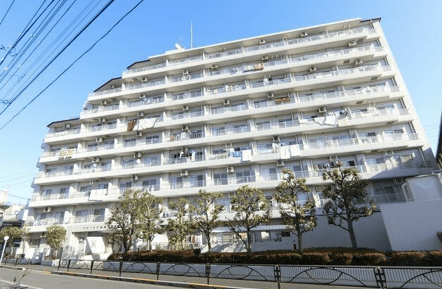 マンション買い替えの流れ、デメリットと費用、タイミングや税金も解説/マンション買い替えの流れ、売り先行と買い先行のそれぞれのメリット・デメリット、マンション買い替えのタイミングについて詳しく解説します。マンション買い替えの際のローン残債、費用、税金、仮住まい、つなぎ融資、買い替えのリスク、注意点や失敗するケースなども具体的に解説します。